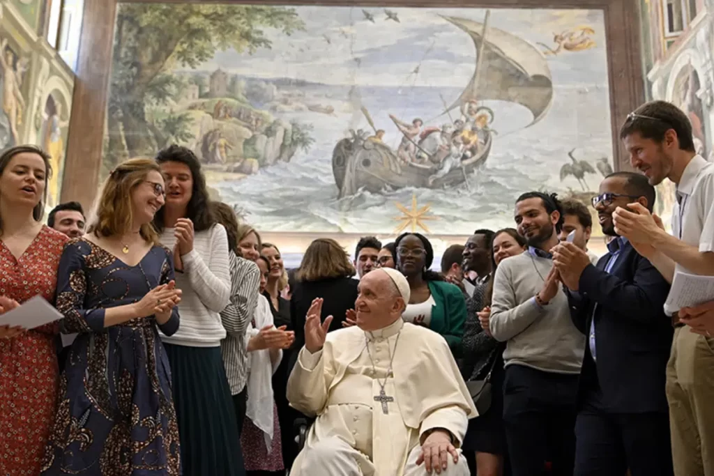 El Papa Francisco Con Jovenes.png 1024x683