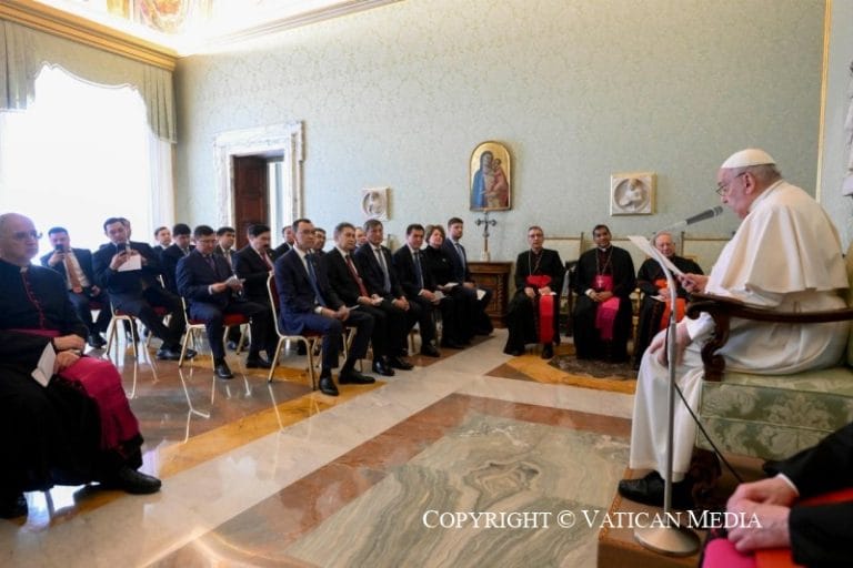 El Papa Francisco exhorta a la paz y al diálogo interreligioso ante los conflictos bélicos