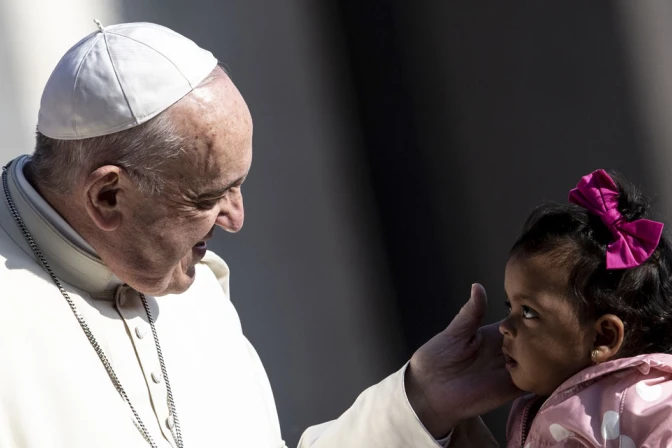 El Papa Francisco saluda a una niña en el Vaticano. | Crédito: Daniel Ibáñez / EWTN News.