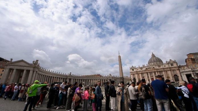 Miles de fieles siguen congregando la Via di Porta Angelica hasta la Via Ottaviano para rendir homenaje a Francisco, en la Basílica Vaticana. Voces y testimonios de todo el mundo para un último adiós al Papa de la cercanía.